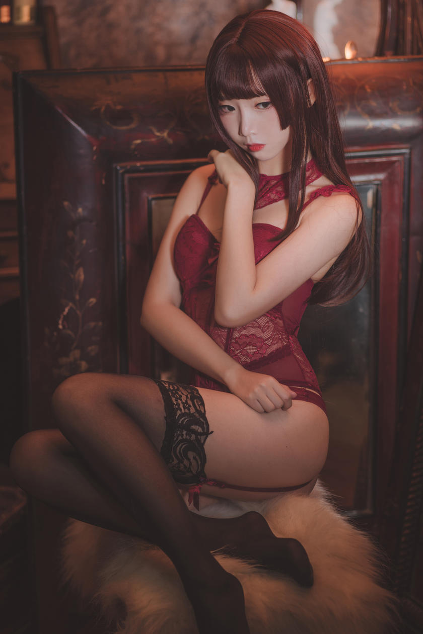 网红Coser@面饼仙儿 – 脑内少女 红色束衣 [22P/211MB]